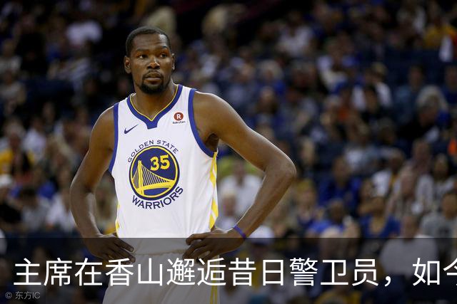 主席在香山邂逅昔日警卫员，如今已是军长