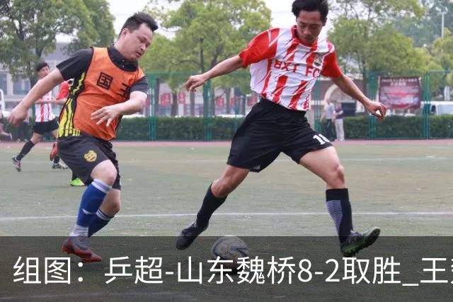 组图：乒超-山东魏桥8-2取胜 王楚钦在比赛中回球